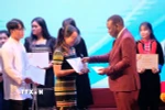 Trao học bổng Vallet năm 2025 cho các học sinh, sinh viên. (Ảnh: Nguyễn Dũng/TTXVN) 