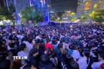 Trong ảnh: Cánh trái sân khấu chính ở phố đi bộ Nguyễn Huệ đông kín người. (Ảnh: Hồng Giang/TTXVN)