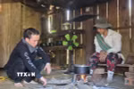 Anh A Nhanh (trái) ở xã Đăk Na (huyện Tu Mơ Rông, tỉnh Kon Tum) được giải cứu và trở về nhà sau khi bị lừa sang Campuchia với chiêu trò “việc nhẹ, lương cao.” (Ảnh: Khoa Chương/TTXVN)