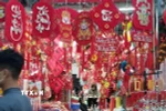 Nhộn nhịp không khí "ngắm" và "sắm" đồ trang trí Tết trên phố Hàng Mã