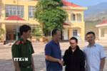 Chính quyền xã Đăk Na (huyện Tu Mơ Rông, tỉnh Kon Tum) động viên, hỗ trợ đưa công dân A Nhanh (áo đen) về nhà an toàn sau khi bị lừa sang Campuchia với chiêu trò "việc nhẹ lương cao". (Ảnh: TTXVN phát)