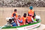 Giáo viên, học sinh được lực lượng chức năng đưa qua sông bằng thuyền. (Ảnh: TTXVN phát)