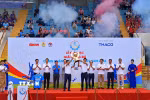 Ban tổ chức giới thiệu Cúp vô địch của giải tại lễ khai mạc. (Ảnh: Nam Sương/TTXVN)