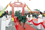 Các tân binh phấn khởi lên đường nhập ngũ. (Ảnh: Thái Thuần/TTXVN)