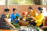 Chuẩn bị những phần bánh truyền thống để tham gia phiên chợ lá. (Ảnh: Minh Phú/TTXVN)