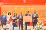 Lãnh đạo thành phố Hà Nội trao chứng nhận tặng tác phẩm tranh gỗ "Vinh Quy Bái Tổ" cho Trung tâm Hoạt động Văn hóa Khoa học Văn Miếu - Quốc Tử Giám. (Ảnh: Tuyết Mai/TTXVN)