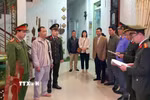 Cơ quan An ninh điều tra Công an thành phố Huế đọc quyết định khởi tố vụ án, khởi tố bị can, lệnh bắt bị can để tạm giam đối với đối tượng Nguyễn Xuân Bình. (Ảnh: TTXVN phát)