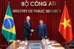 Bộ trưởng Bộ Công an Lương Tam Quang với Bộ trưởng, Chủ nhiệm Văn phòng An ninh thể chế Phủ Tổng thống Brazil Marcos Antonio Amaro dos Santos. (Ảnh: Phạm Kiên/TTXVN)