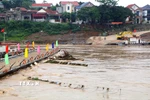 Hiện lưu tốc dòng chảy là rất lớn ảnh hưởng đến an toàn của cầu phao. (Ảnh: Tạ Toàn/TTXVN)