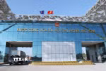 Hoạt động xuất nhập khẩu diễn ra sôi động tại cửa khẩu Bắc Luân 2. (Ảnh: Quốc Khánh/TTXVN)