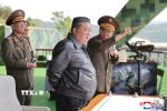 Nhà lãnh đạo Kim Jong Un (giữa) giám sát các cuộc tập trận tác chiến đặc biệt của Quân đội Nhân dân Triều Tiên (KPA) tại trại huấn luyện thuộc Quân đoàn Phòng vệ Thủ đô ngày 13/5/2025. Ảnh: Yonhap/TTXVN
