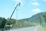 Công nhân kiểm tra, bổ sung đèn chiếu sáng cho cao tốc Liên Khương-Prenn nhằm đảm bảo an ninh, an toàn vào ban đêm. (Ảnh: Nguyễn Dũng/TTXVN)