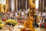 Các Phật tử thực hiện nghi lễ cầu an, tụng kinh, niệm Phật tại buổi lễ Thượng nguyên. (Ảnh: Xuân Tú/TTXVN)