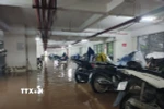 Tầng 1 để xe máy ở chung cư Ecohome 1 (phường Đông Ngạc) bị ngập. (Ảnh: Nguyễn Cúc/TTXVN) 