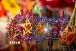 Đèn ông sao rực rỡ sắc màu Trung thu trên phố Hàng Mã. (Ảnh: Khánh Hoà/TTXVN) 