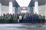 Thượng tướng Lê Văn Tuyến, Thứ trưởng Bộ Công an với đoàn công tác Bộ Công an lên đường thực hiện nhiệm vụ cứu nạn, cứu hộ tại Venezuela. (Ảnh: Phạm Kiên/TTXVN)