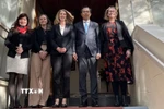 Đại sứ Phạm Hùng Tâm (thứ hai, phải sang) gặp Quyền Thứ trưởng Bộ Giáo dục Australia Karen Sandercock (thứ ba, phải sang) tại trụ sở Đại sứ quán Việt Nam ở thủ đô Canberra. (Ảnh: TTXVN phát) 