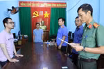 Cơ quan An ninh điều tra Công an tỉnh Đồng Nai thi hành lệnh bắt tạm giam bị can Quách Gia Khang. (Ảnh: TTXVN phát)