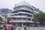 Toà nhà "Hàm cá mập" đã chính thức ngừng kinh doanh từ ngày 21/4 để tiến hành thu dọn đồ đạc, tháo dỡ trang thiết bị. Ảnh: Hoàng Hiếu - TTXVN