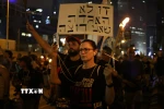 Người dân Israel tuần hành tại Tel Aviv, phản đối quyết định chiếm đóng thành phố Gaza của quân đội Israel. (Ảnh: THX/TTXVN)