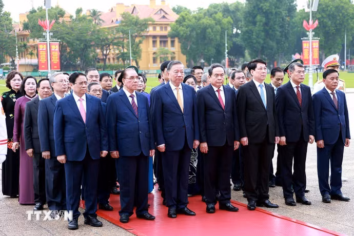 Đoàn đại biểu lãnh đạo, nguyên lãnh đạo Đảng, Nhà nước do Tổng Bí thư, Chủ tịch nước Tô Lâm dẫn đầu thành kính tưởng niệm Chủ tịch Hồ Chí Minh. (Ảnh: Tuấn Anh/TTXVN)