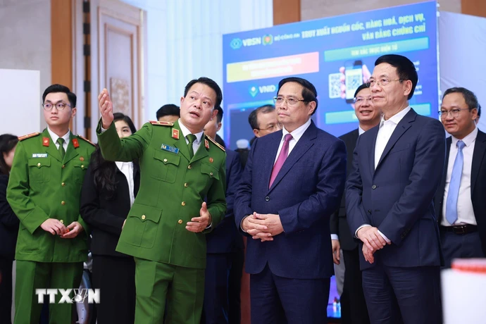 Thủ tướng Phạm Minh Chính tham quan trưng bày về phát triển khoa học, công nghệ, đổi mới sáng tạo và chuyển đổi số. (Ảnh: Dương Giang/TTXVN)