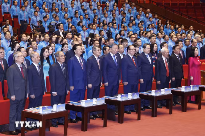 Tổng Bí thư, Chủ tịch nước Tô Lâm cùng các đồng chí lãnh đạo, nguyên lãnh đạo Đảng, Nhà nước và đại biểu thực hiện nghi thức chào cờ. (Ảnh: Thống Nhất/TTXVN)