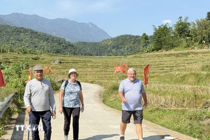 Du khách quốc tế thăm Pù Luông. (Ảnh: Hoa Mai/TTXVN)