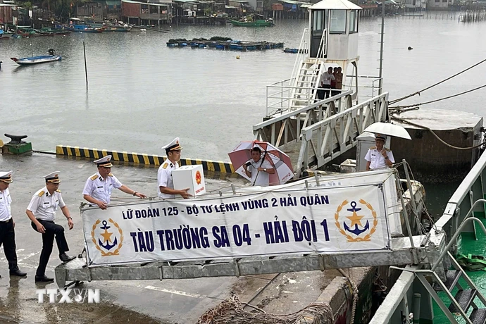 Hai tàu Trường Sa 04 và Trường Sa 21 mang theo những hòm phiếu đỏ thắm cùng niềm tin và kỳ vọng của đất liền hướng ra khơi xa. (Ảnh: TTXVN phát)