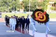 Thủ tướng Lào đặt vòng hoa tưởng niệm Anh hùng liệt sỹ và vào Lăng viếng Chủ tịch Hồ Chí Minh
