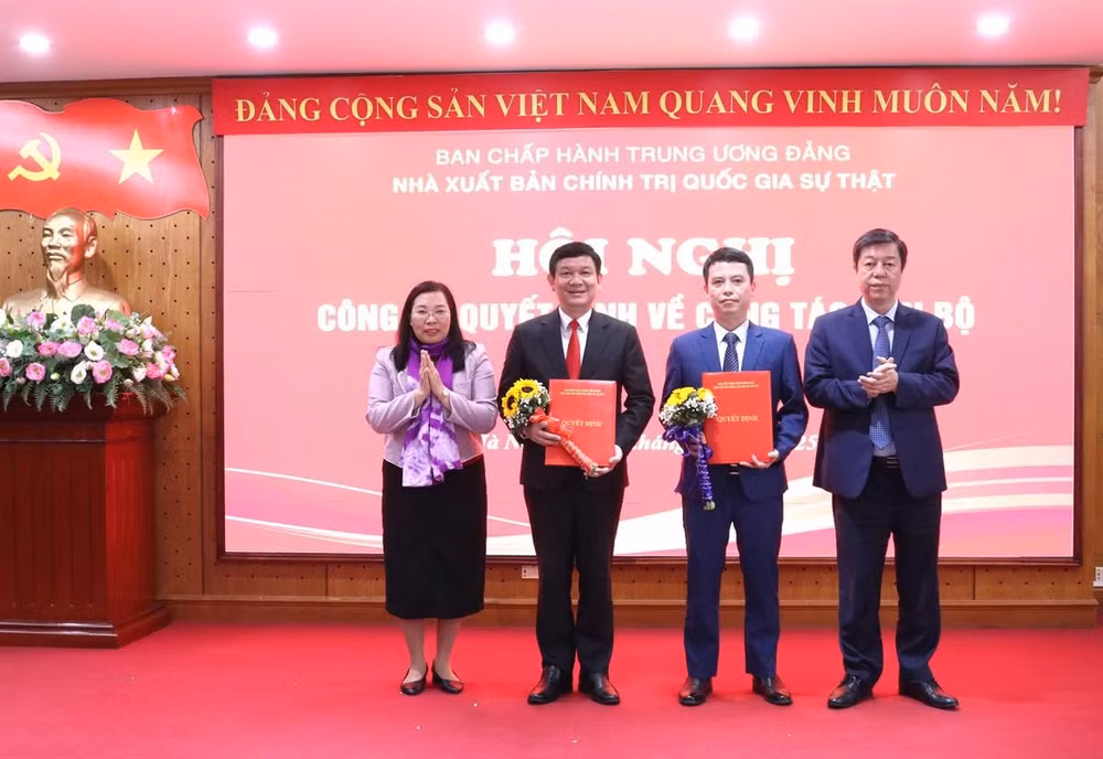 nha-xuat-ban-chinh-tri.png