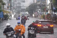 Người dân chật vật dắt xe sau trận mưa lớn ở Thành phố Hồ Chí Minh