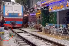 Xôn xao clip nữ du khách bị tàu hỏa hất văng điện thoại tại phố cà phê đường tàu