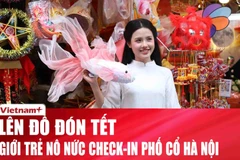 Giới trẻ “lên đồ” check-in phố cổ Hà Nội ngày cận Tết