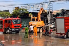 Tiếp tục cháy cửa hàng phế liệu trên đường 25m ở Hà Nội