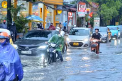 Hà Nội xuất hiện nhiều điểm ngập khi mưa lớn kéo dài từ sáng 