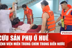 Lực lượng cứu hộ vượt lũ đưa sản phụ đến bệnh viện tại Huế