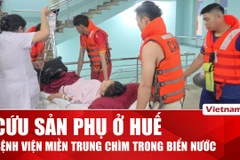 Lực lượng cứu hộ vượt lũ đưa sản phụ đến bệnh viện tại Huế