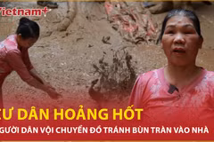 Người dân phố Giang Văn Minh tá hỏa khuân đồ đạc khi thấy bùn đất tràn vào nhà