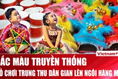 Đồ chơi truyền thống - sáng tạo ‘lên ngôi’, du khách nước ngoài thích thú dạo phố Hàng Mã