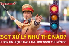 "Đèn tín hiệu đang xanh đột nhiên chuyển đỏ", CSGT xử lý như thế nào?