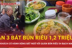 Hành động bất ngờ của vị khách trả 1,2 triệu cho quán bún riêu 54 Bạch Mai