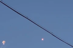 Bầu trời Tel Aviv rực lửa: Phòng không Israel đánh chặn tên lửa đạn đạo từ Iran