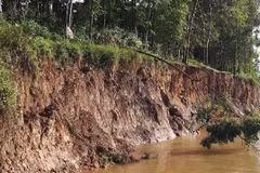 Hà Nội công bố tình huống khẩn cấp do sạt lở tại khu vực Đền Sóc 