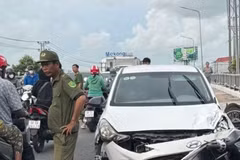Ô tô “điên” đâm liên hoàn hàng loạt xe máy trên cầu ở An Giang