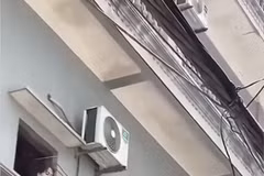 Khởi tố người đàn ông xịt vòi cao áp vào thợ tháo dỡ nhà sát vách 