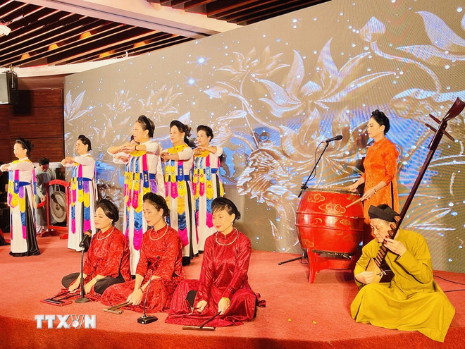 Phần trình diễn của các thí sinh tại Liên hoan ca trù Hà Nội lần thứ Tư. (Ảnh: Tuyết Mai/TTXVN) ttxvn-ca-tru-resize.jpg