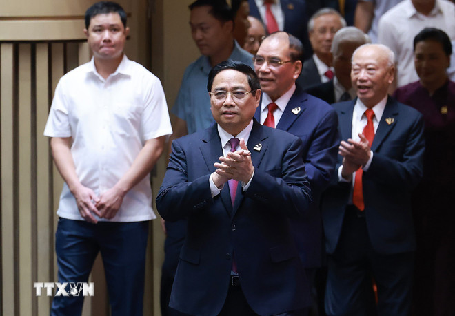 ファム・ミン・チン首相をはじめとする党・国家指導者、元指導者らが、第1回ハイフォン市党大会に出席した。(写真:ドゥオン・ザン/VNA) ttxvn-thu-tuong-pham-minh-chinh-3.jpg