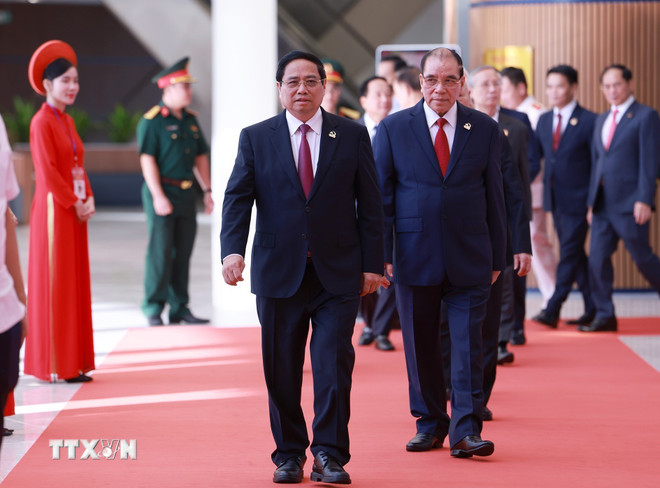 ファム・ミン・チン首相をはじめとする党・国家指導者、元指導者らが、第1回ハイフォン市党大会に出席した。(写真:ドゥオン・ザン/VNA) ttxvn-thu-tuong-pham-minh-chinh-2.jpg