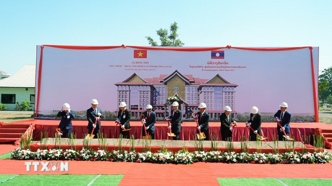 प्रतिनिधि भूमिपूजन समारोह में भाग लेते हुए। (स्रोत: वीएनए) ttxvn-bo-cong-an-resize.jpg